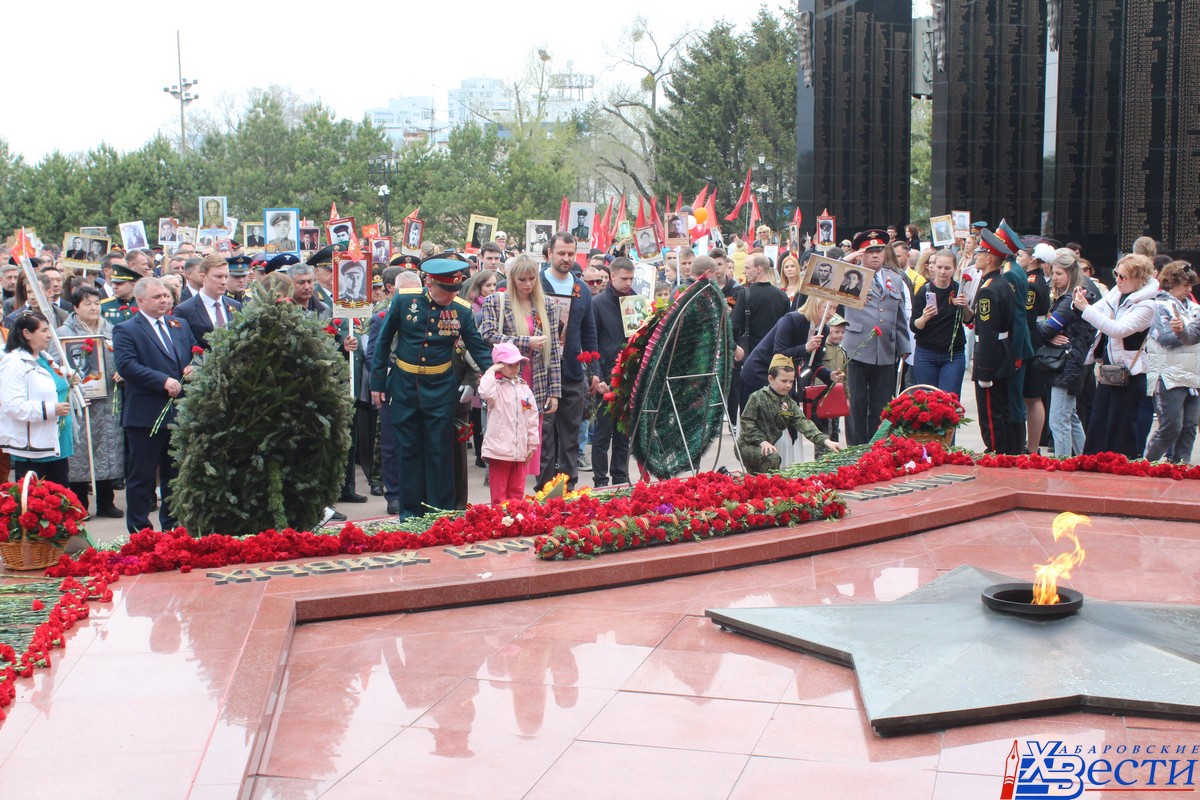 Церемония возложения цветов на площади Славы в Хабаровске