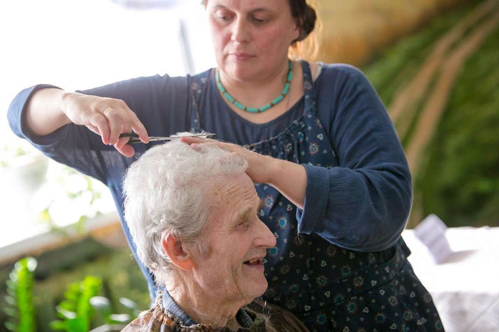Как быстро подстричь бабушку