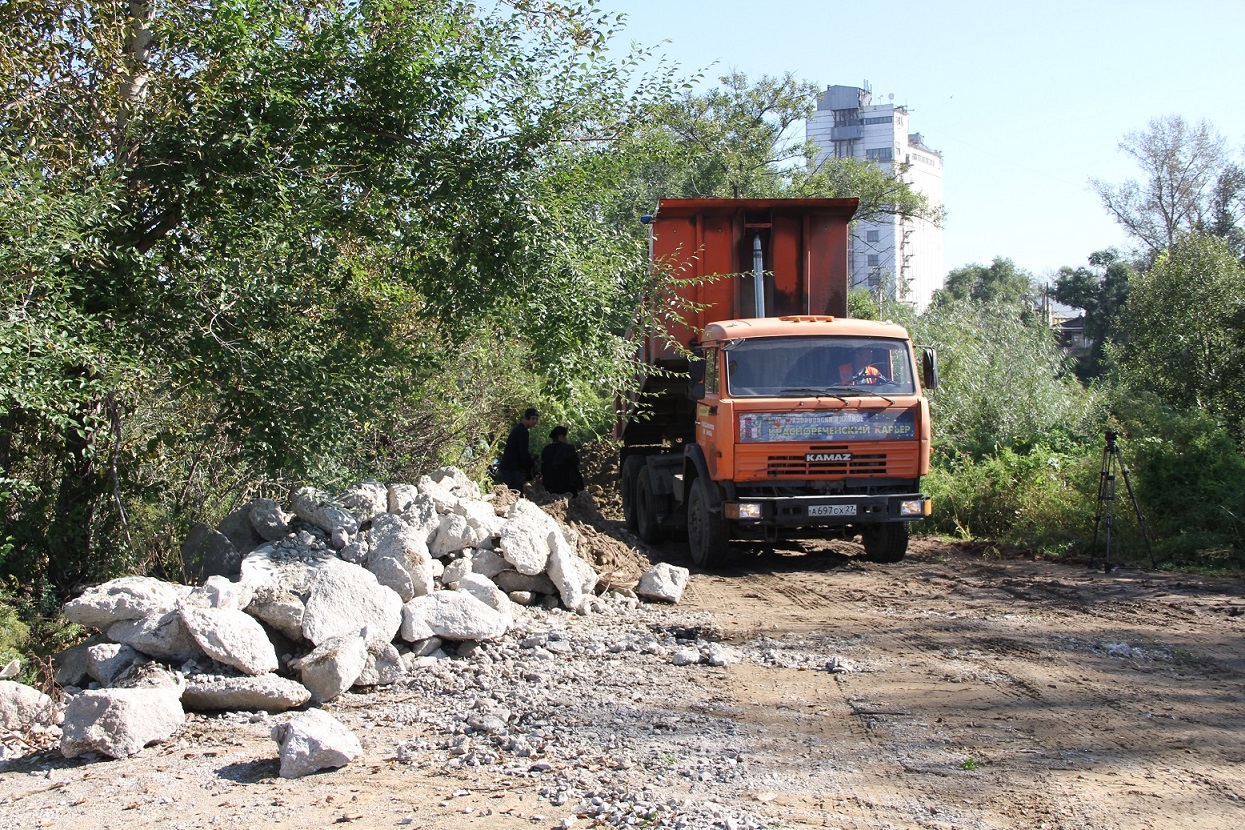 Дамбу начали отсыпать на Красной Речке в Хабаровске