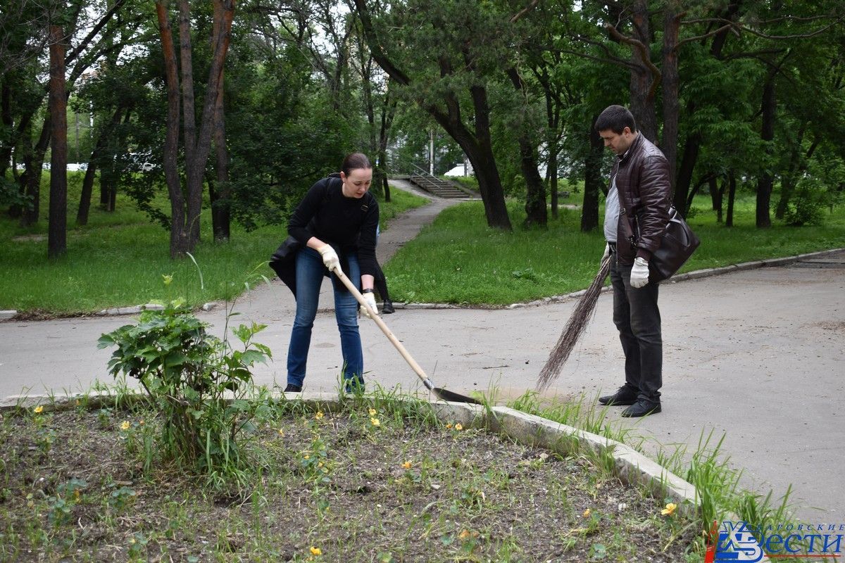 Хабаровчане занялись генеральной уборкой Амурского бульвара. | 22.06.2024 |  Хабаровск - БезФормата