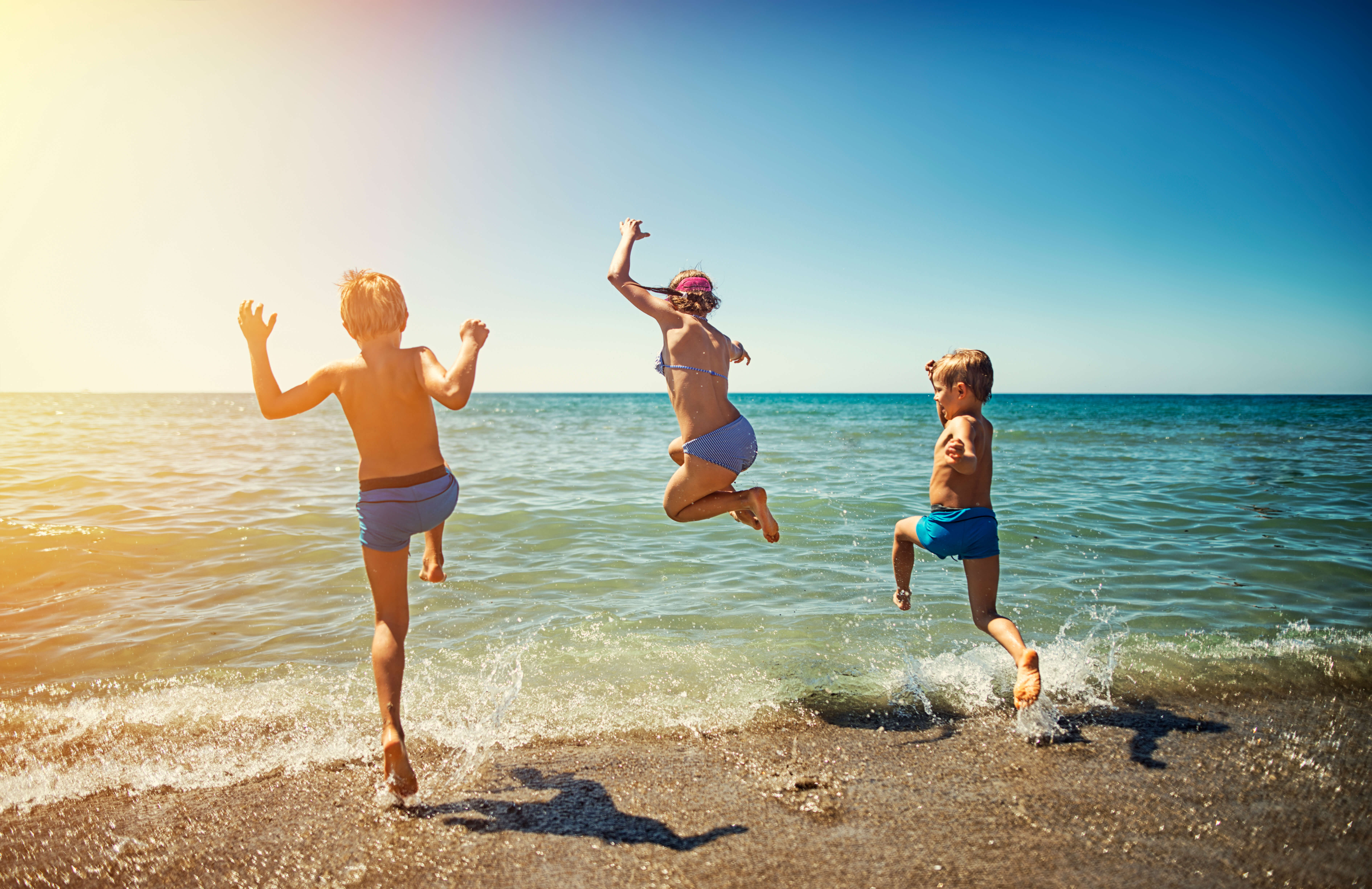 Про лето в этом году. Дети на море. Лето пляж дети. Лето пляж. Дети бегут в море.