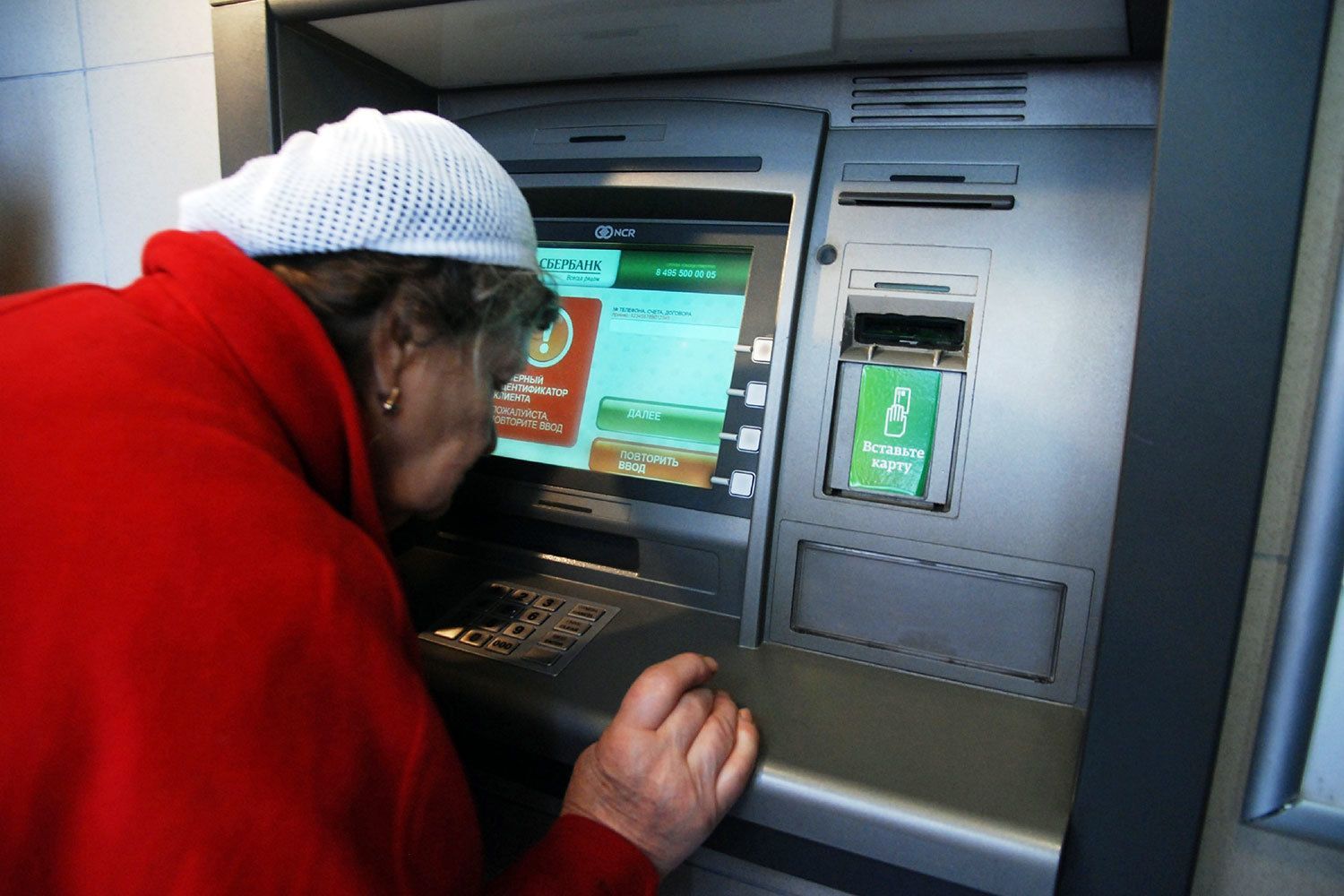 Бабушка у банкомата