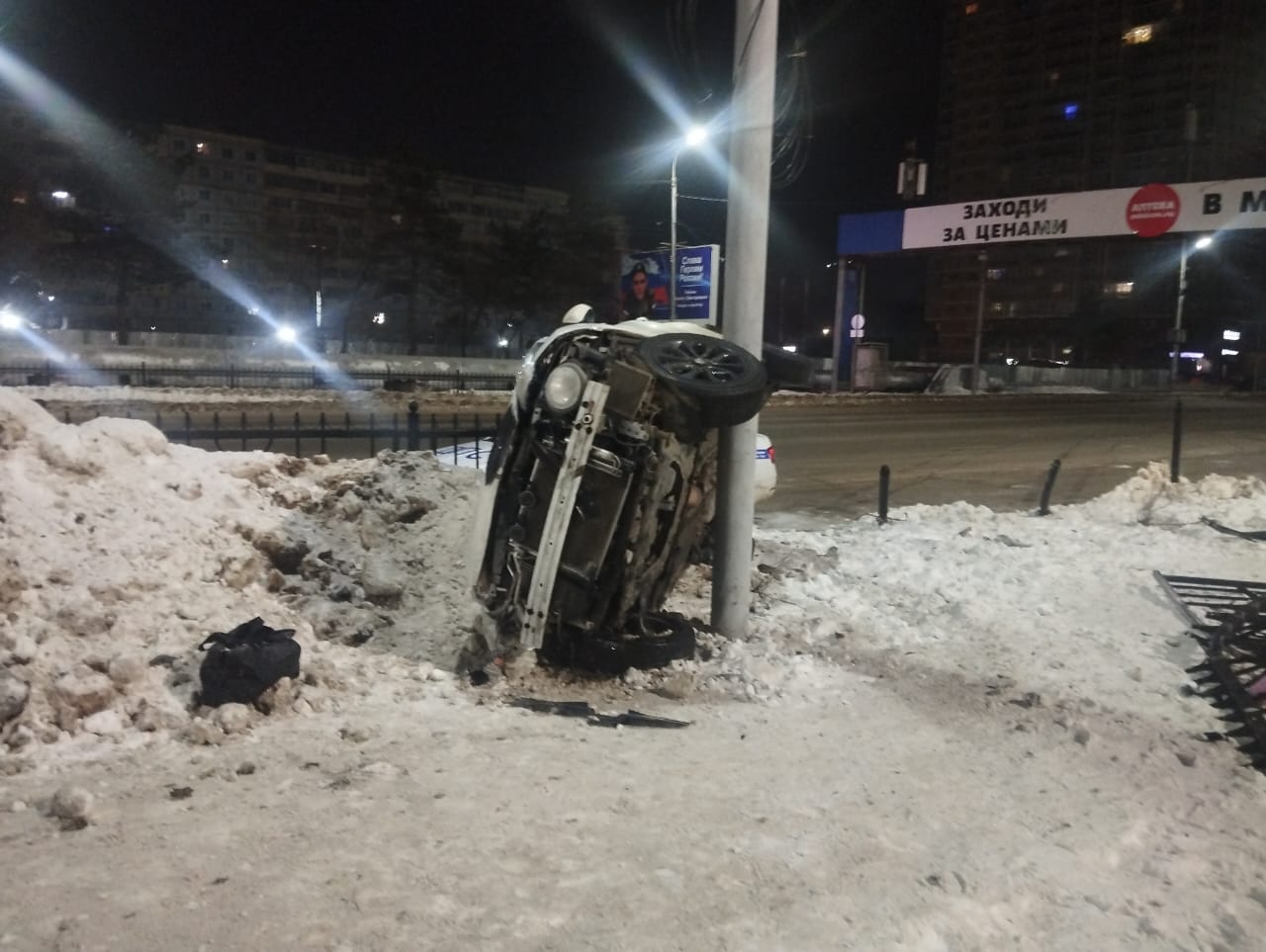 В Хабаровске иномарка врезалась в столб