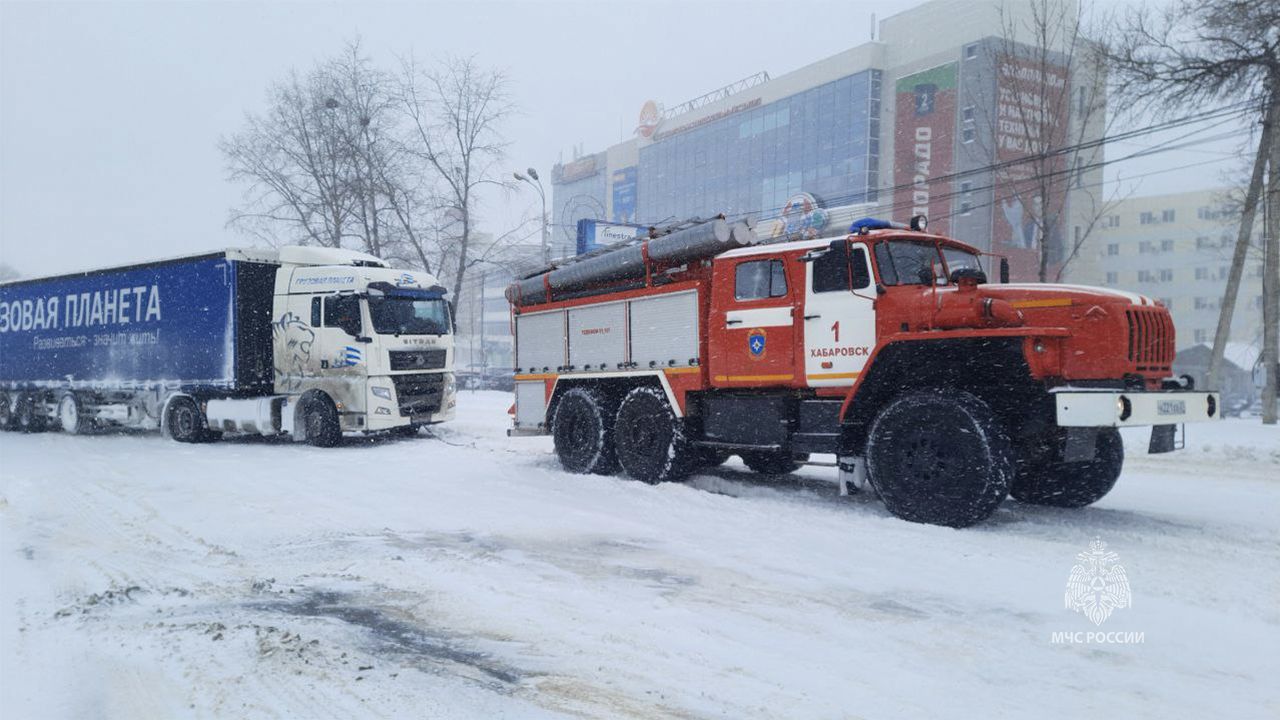 Спасатели оказали помощь порядка 20 автомобилям в Хабаровске и пригороде