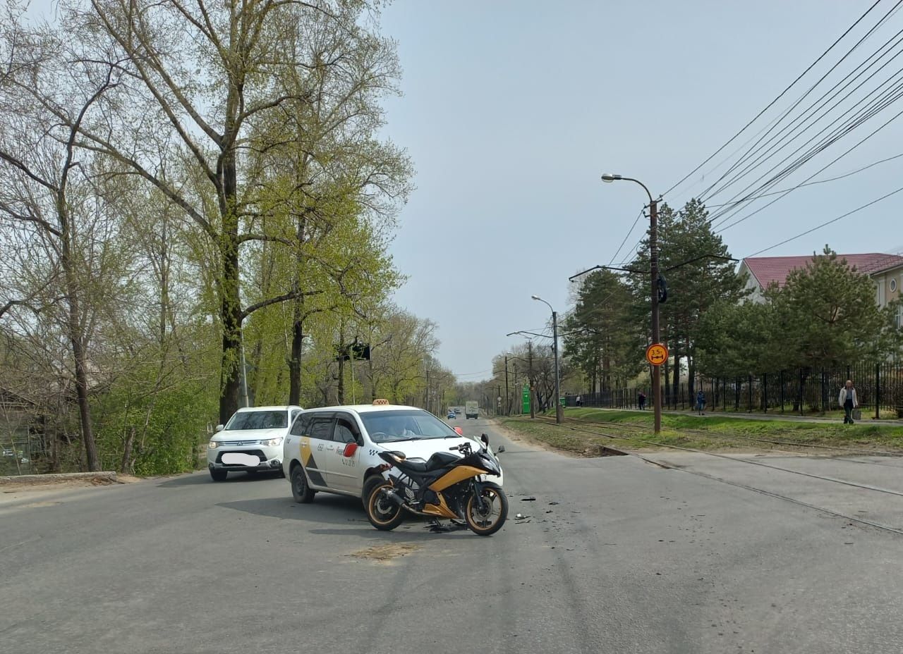 Мотоциклистка угодила в ДТП в Хабаровске | 03.05.2024 | Хабаровск -  БезФормата