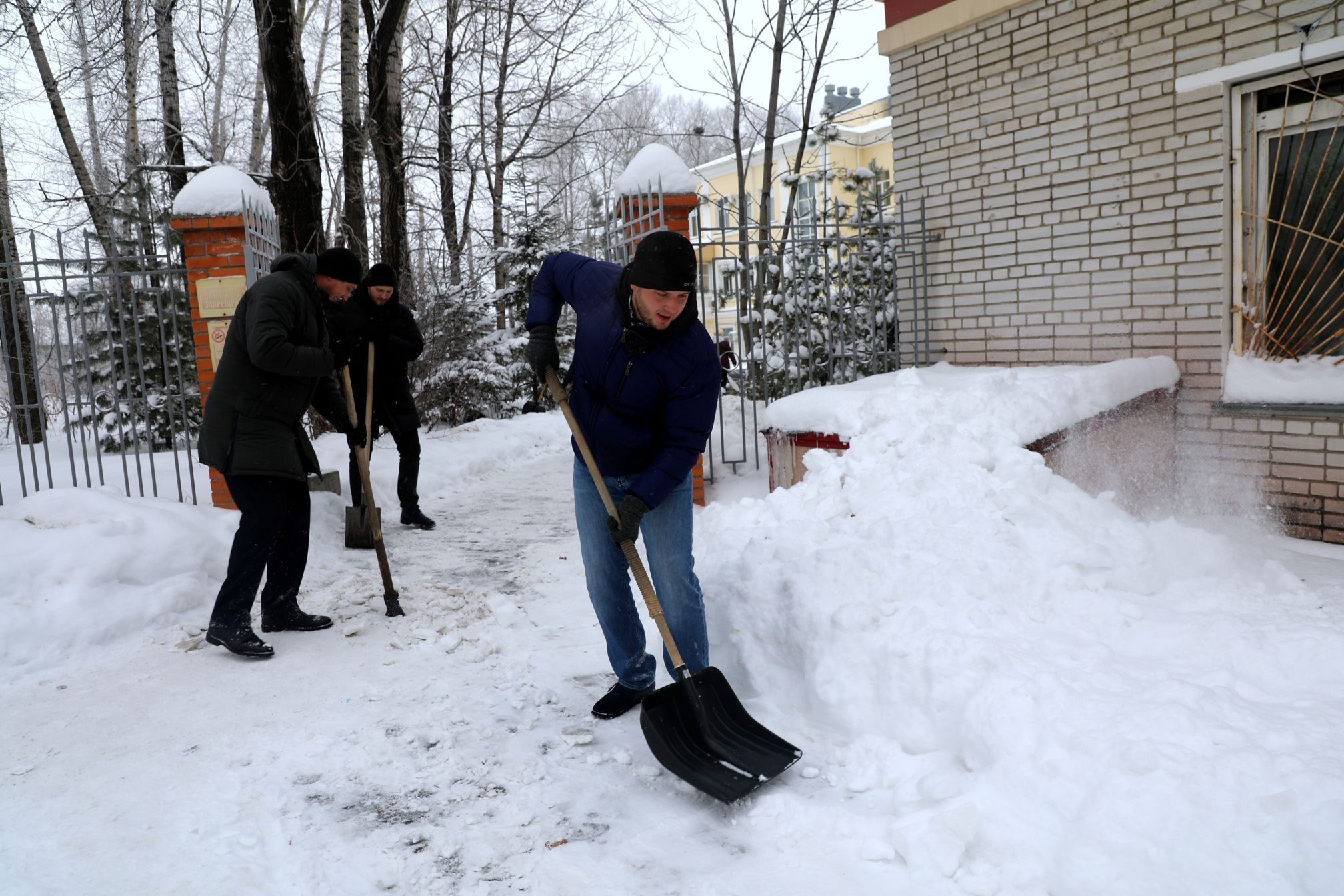 Почему не убирают снег. Уборка снега возле гаража. Убирают снег. Ребята снег убирают. Маленький человек убирает снег.