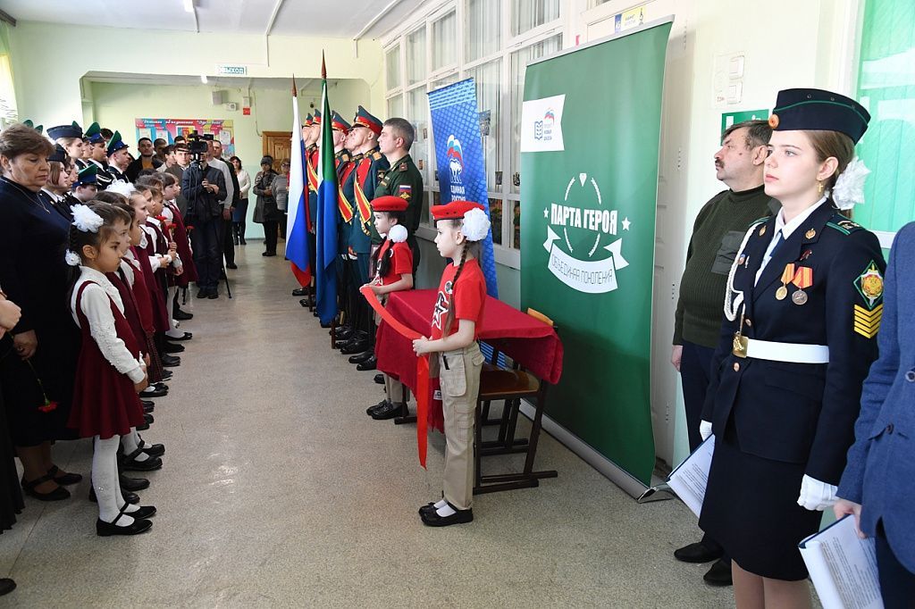 Школа открытие хабаровск. Парта героя Хабаровск. Ученик отличник. Парта героя в школе. Парта героя в школе как оформить.