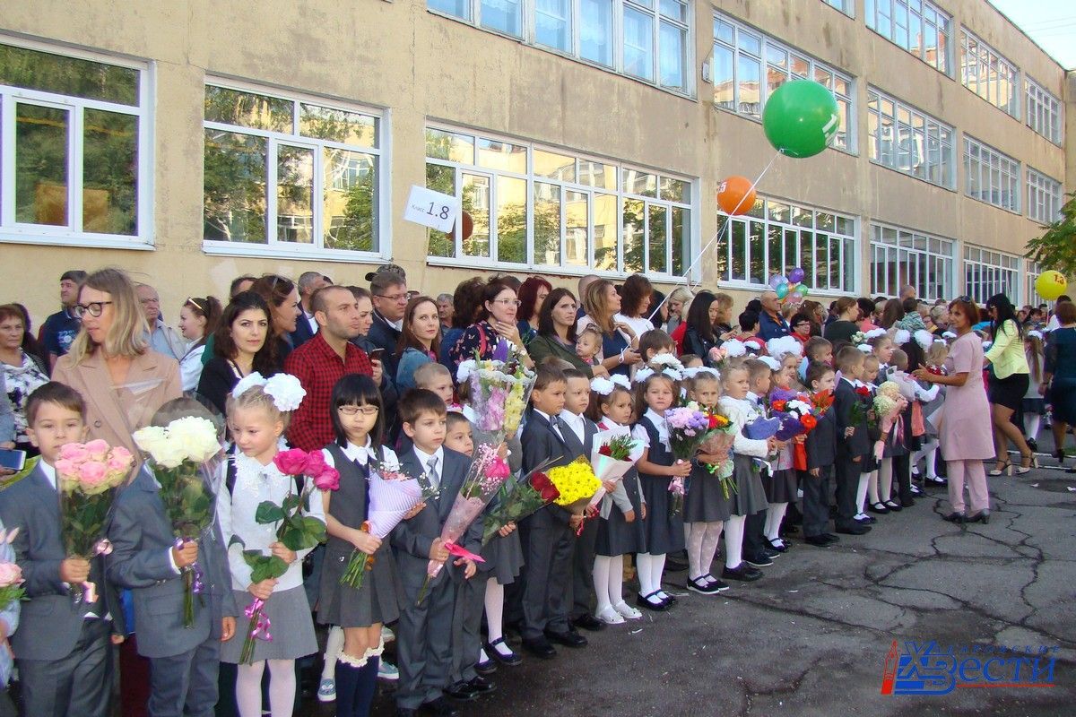В первый класс в 2021 году. 1 Сентября 2022 школа. Школа Хабаровск первый класс. Школа 1 класс. 1 Г класс 1 сентября 2021 год.