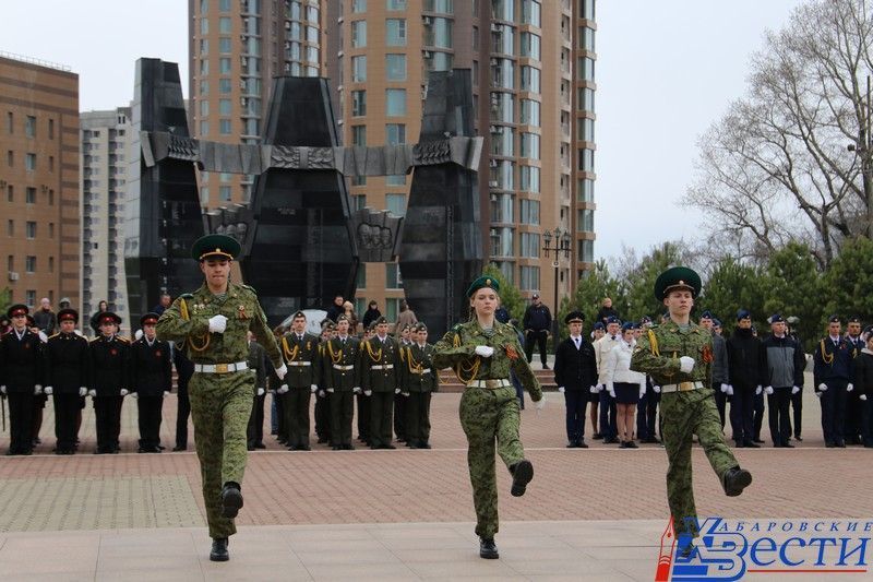 Караула последние новости. Хабаровск площадь славы Почётный караул. Почётный караул Хабаровск. Почётный караул школьников. Конкурс почетного караула.