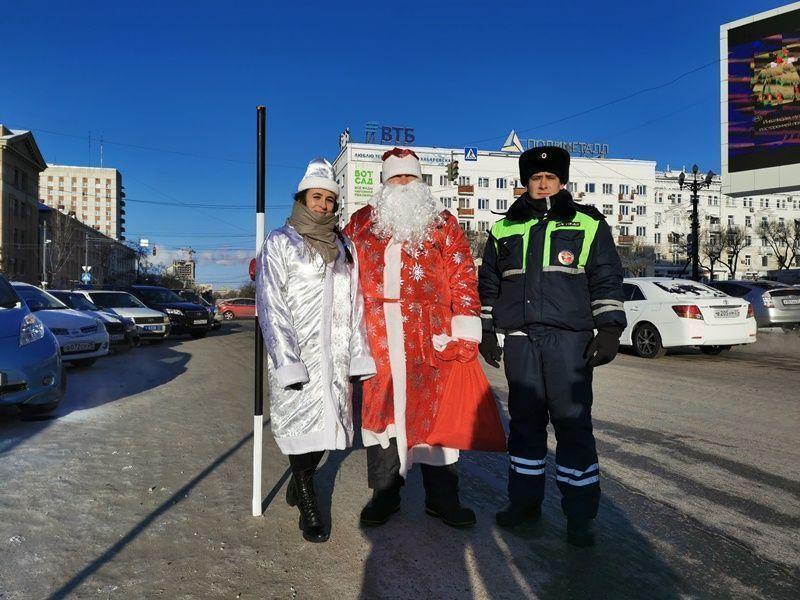 Аэропорт хабаровск дед мороз. Дед Мороз ДПС. Дед меняющий одежду. Новый год ГИБДД дед Мороз. Дед Мороз ГИБДД Карелии.