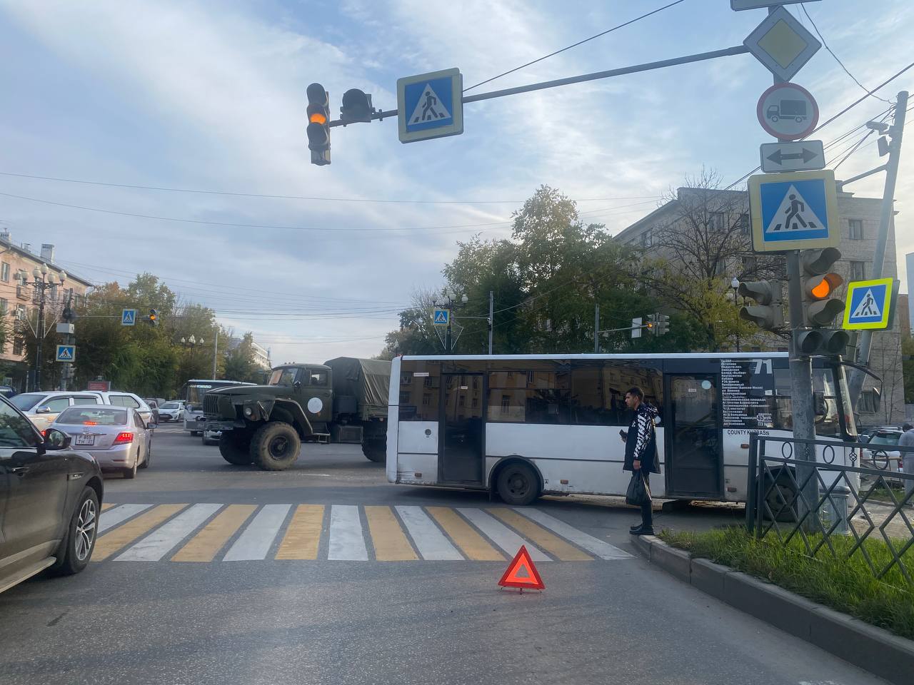 В Хабаровске столкнулись маршрутка и грузовик «Урал» | 09.10.2023 |  Хабаровск - БезФормата