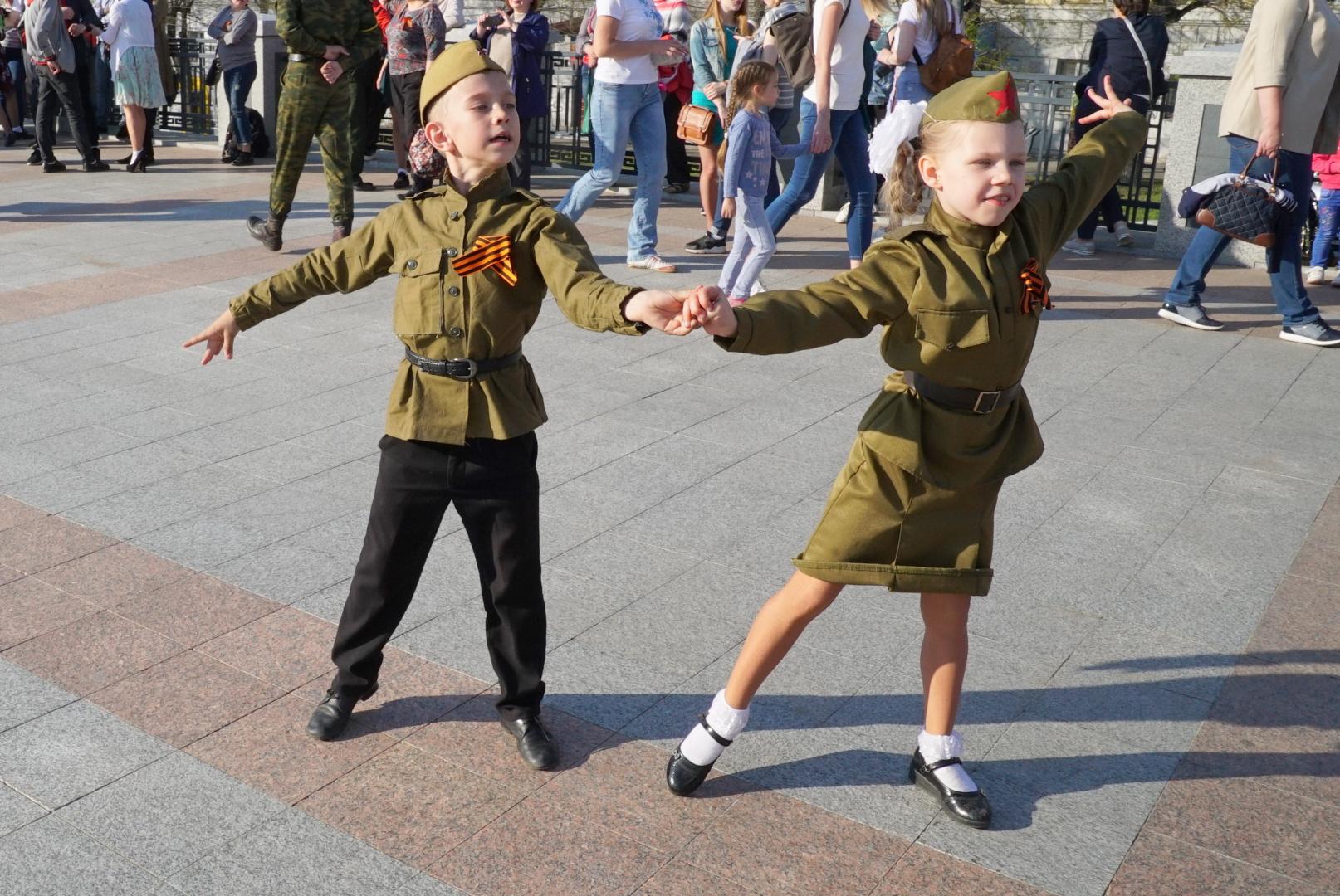 Детский танец на день победы. Вальс Победы дети. Военная форма для танца. Военные танцы. Военный с ребенком.