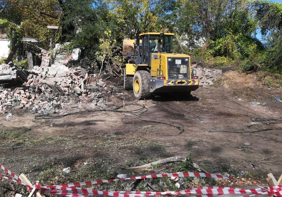 Восемь опасных объектов снесены в Хабаровске по требованию прокуратуры