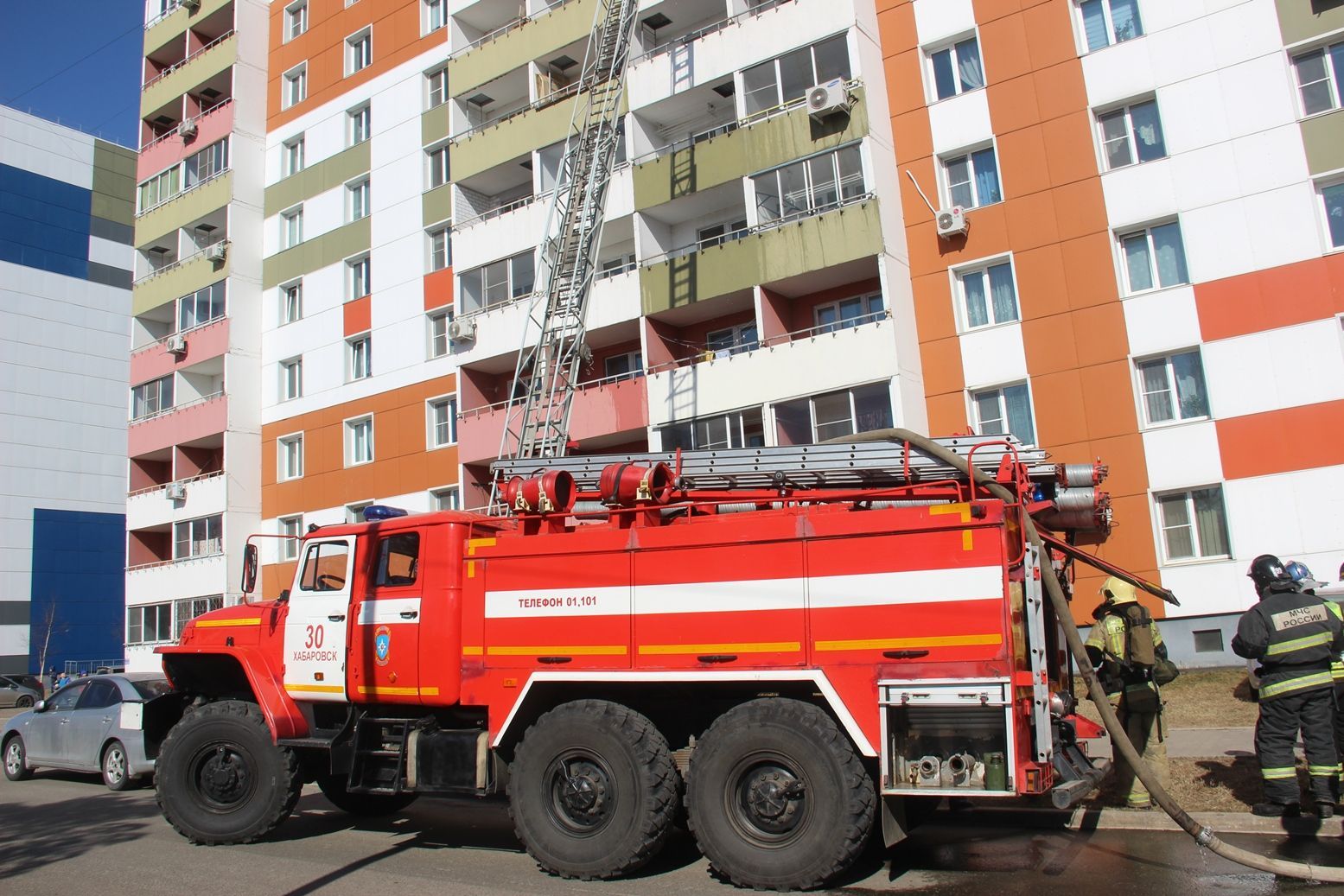 При пожаре в многоэтажке Хабаровска огнеборцы спасли 6 человек | 15.04.2022  | Хабаровск - БезФормата