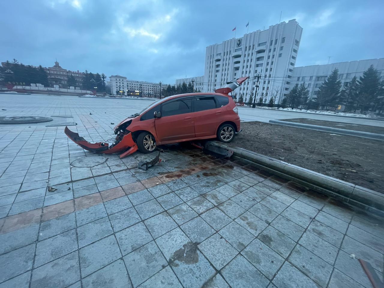 Автомобиль вынесло прямо на площадь Ленина в Хабаровске