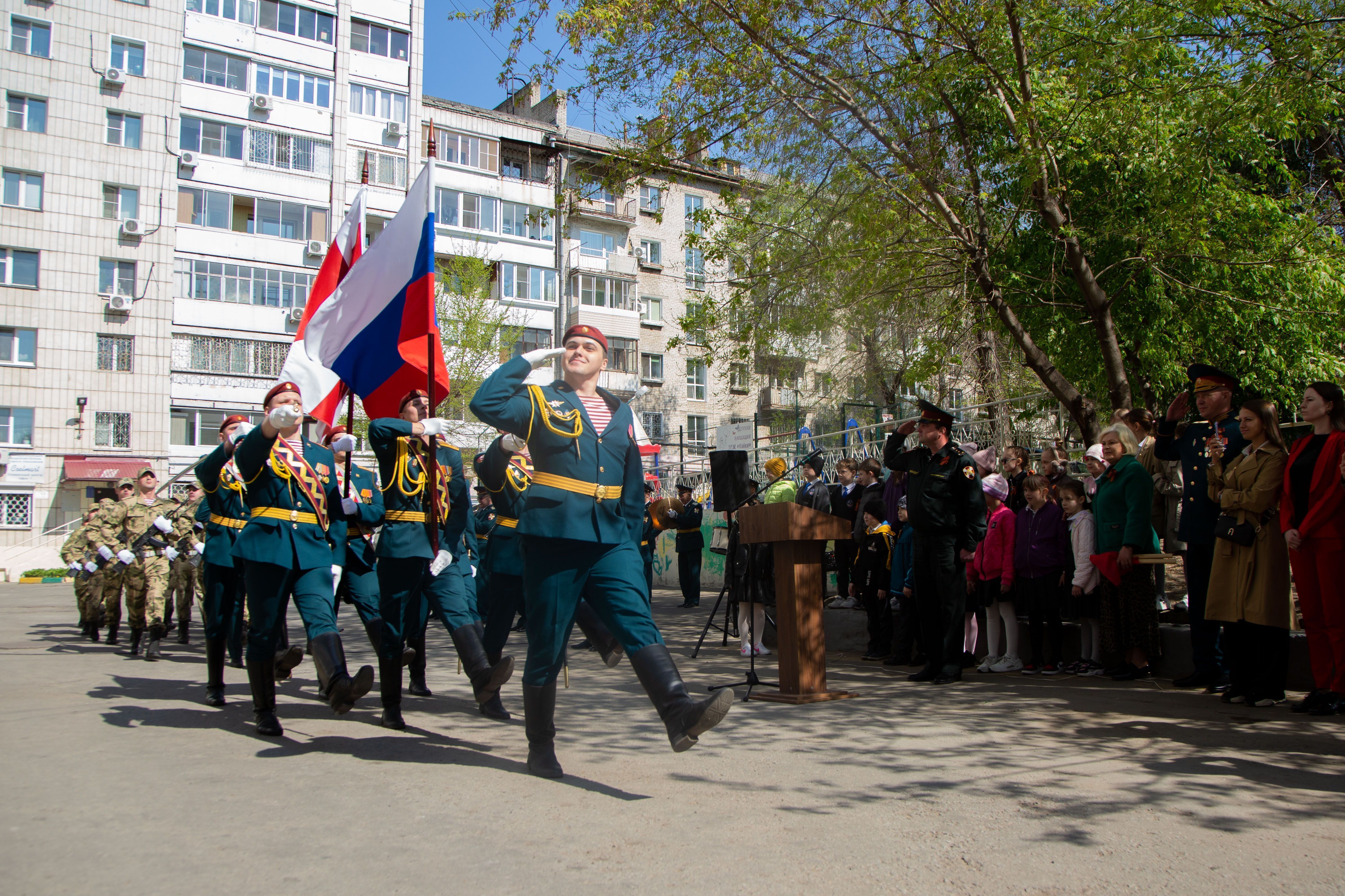 Акцию «Парад у дома ветерана» провела Росгвардия в Хабаровске | 08.05.2024  | Хабаровск - БезФормата