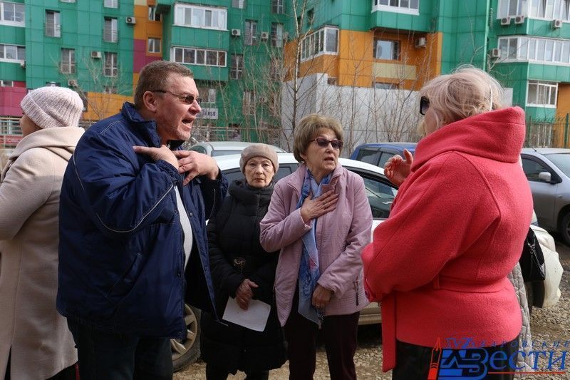 Жители барака. Жители города. Бараки на прудах Хабаровск. Светлана Гайбуллаев Хабаровск.