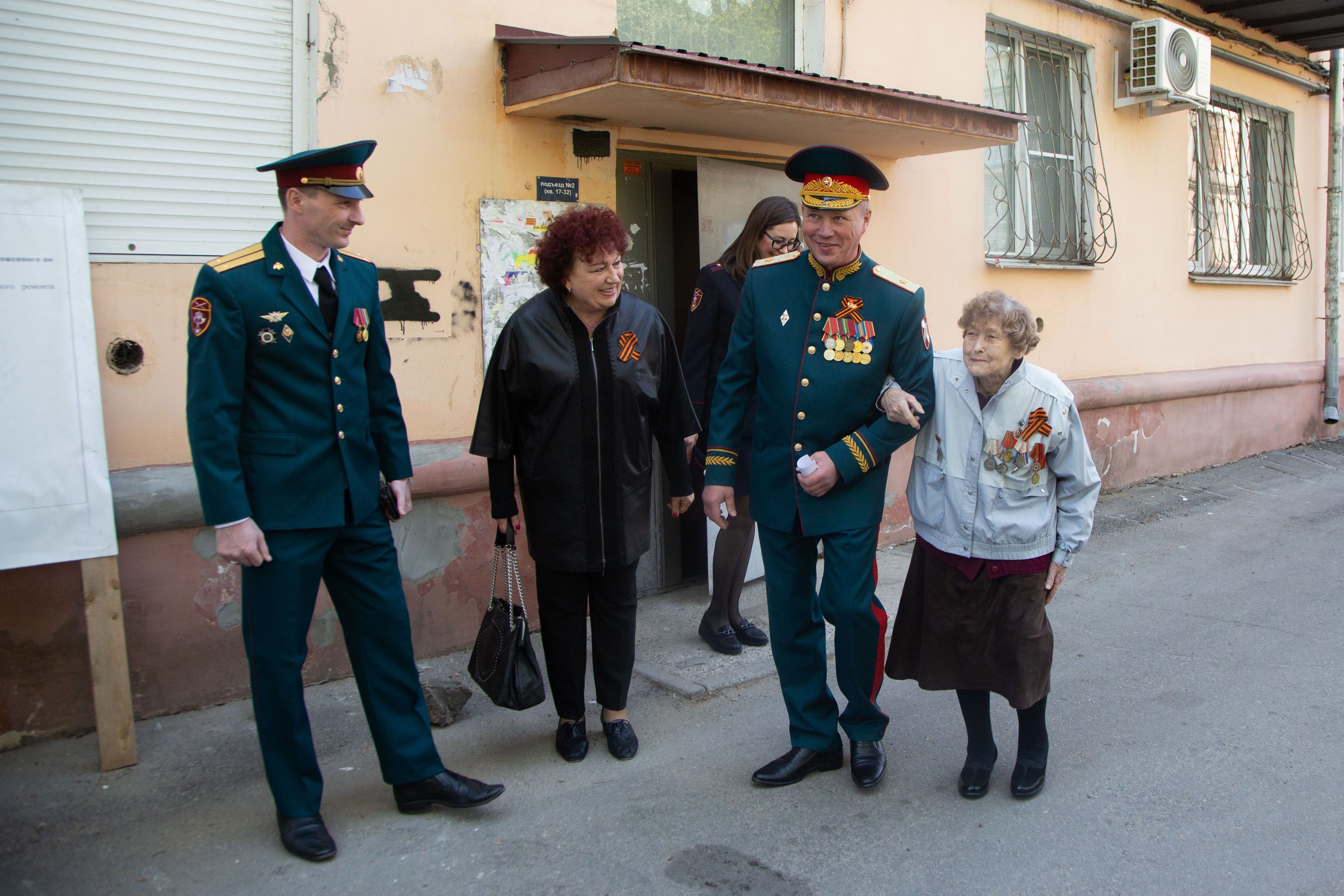 Акцию «Парад у дома ветерана» провела Росгвардия в Хабаровске | 08.05.2024  | Хабаровск - БезФормата