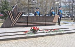 Сергей Кравчук открыл памятный знак летному составу