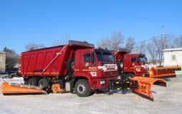 Дорожники продолжают расчищать основные магистрали от снега и наледи