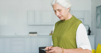 Хабаровская пенсионерка «инвестировала» в мошенника миллион