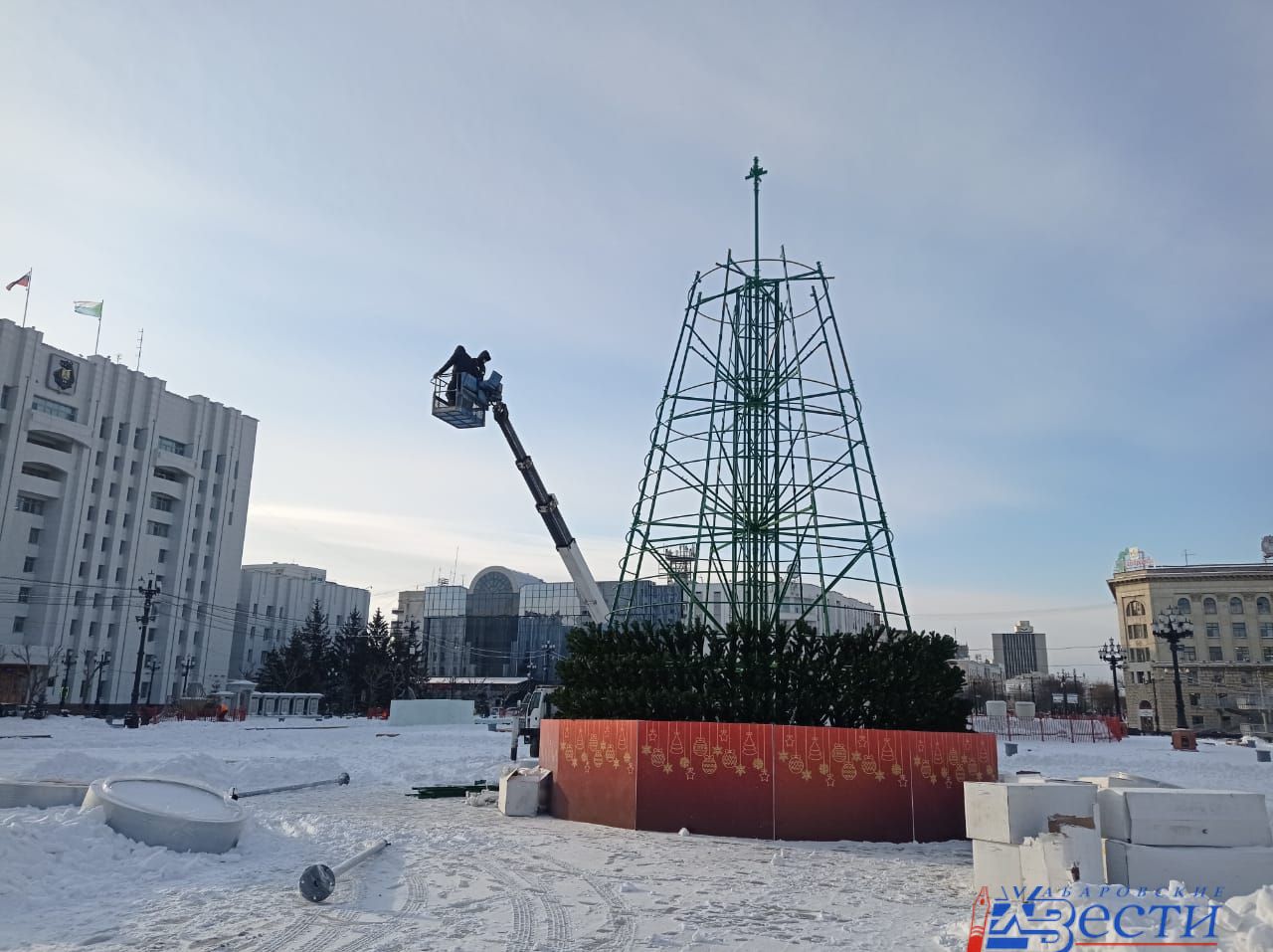 Новую елку поставили на площади Ленина в Хабаровске | 08.12.2022 | Хабаровск  - БезФормата