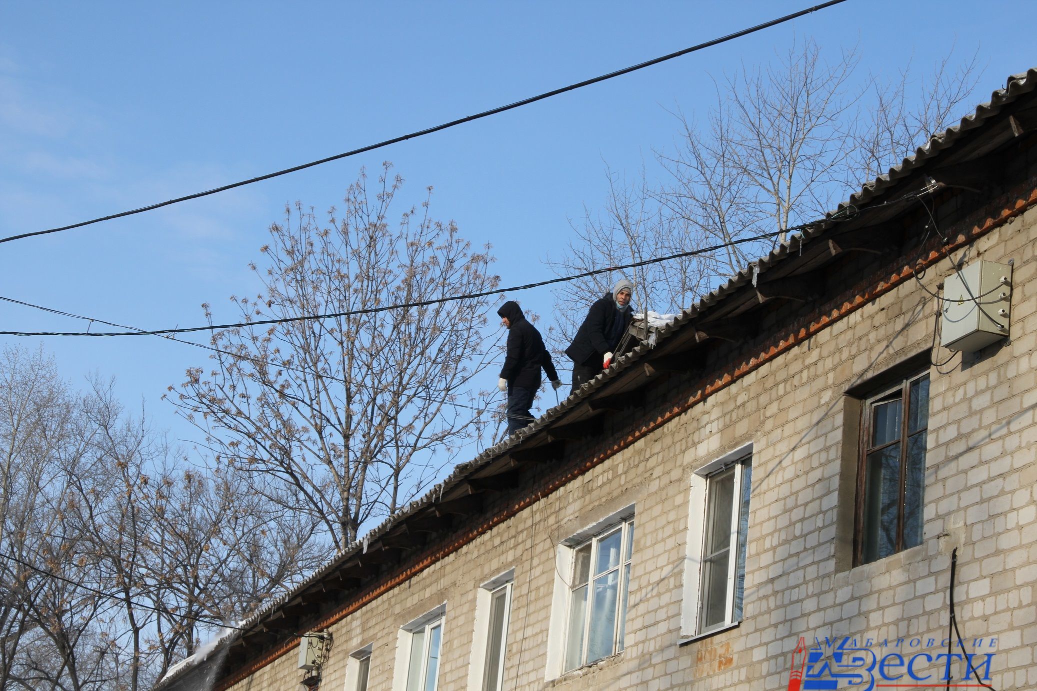 На крыше стареньких домов