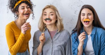 Должны смеяться эти!