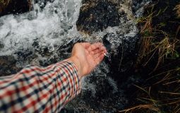 Иссякший источник у храма призывают восстановить хабаровчан