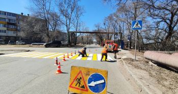 В Хабаровске продолжается работа по нанесению дорожной разметки