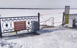 Лентой огородили место выхода на лед на центральной набережной в Хабаровске