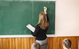 Зарплату за январь хабаровские учителя получат уже в повышенном размере