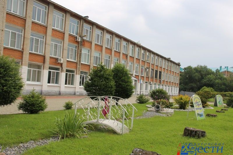 Фото школы номер 1. Элитная школа в Хабаровске. Маленькая школа в Хабаровске.