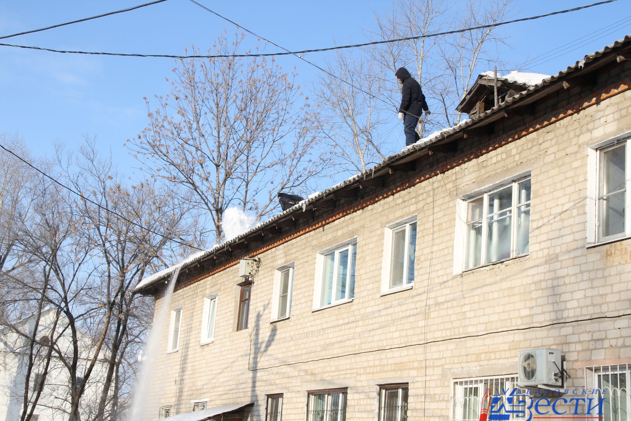 На крыше стареньких домов