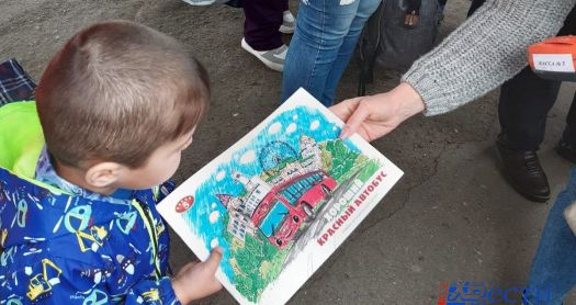 Раскраски дарят сегодня детям в автобусах «Пяти звезд» в Хабаровске