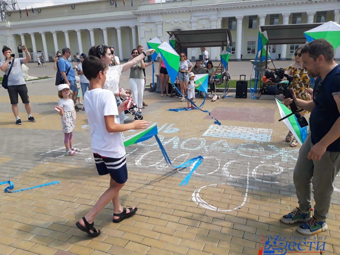 С площадки поднялся воздушный