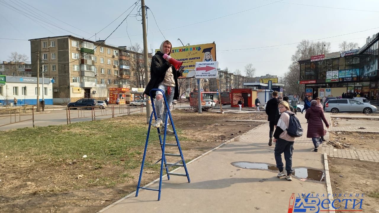 Живой без рекламы. Рекламщики на стремянке в Хабаровске фото. Реклама в Хабаровске Удиви бывшего.