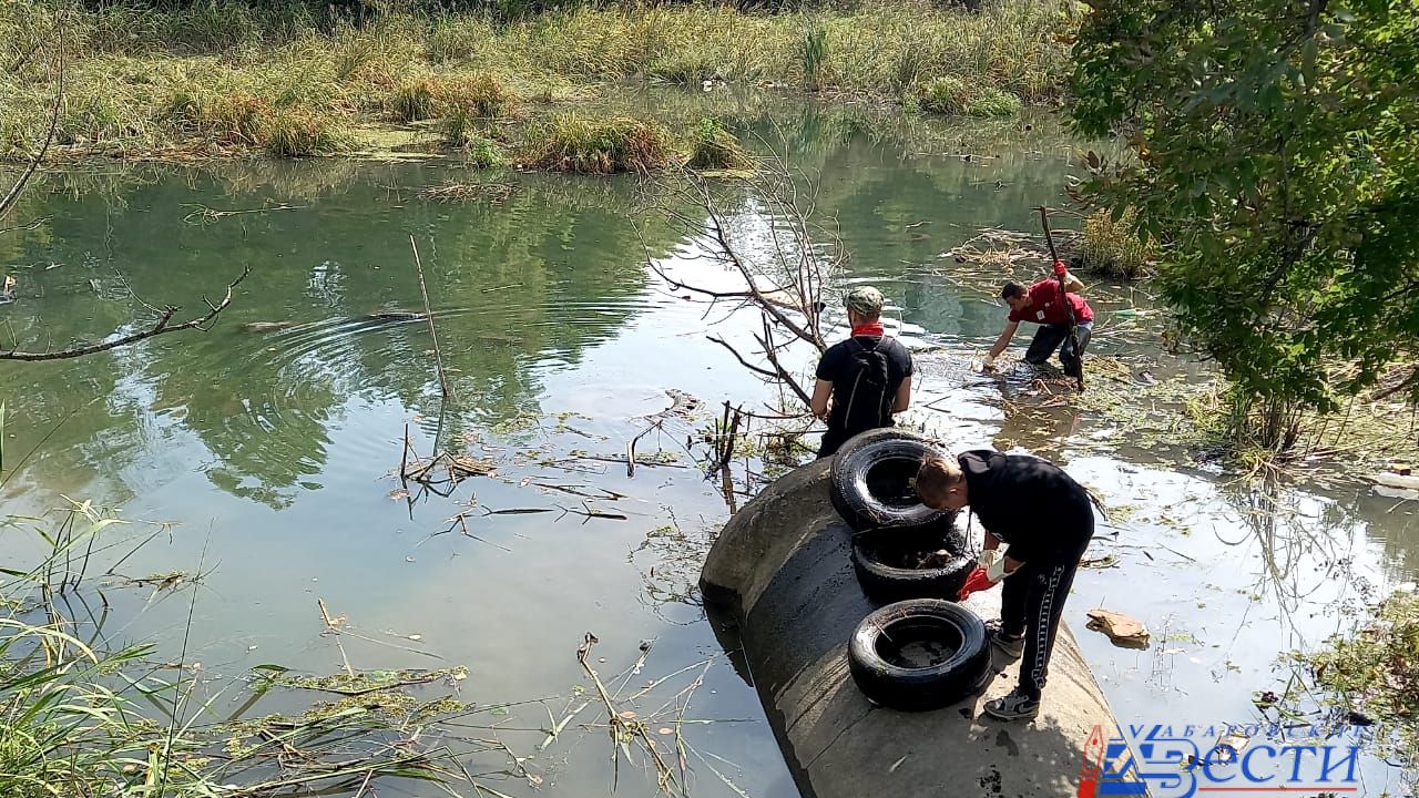 В рамках проекта "Чистый Восток" активисты очистили озеро в Южном