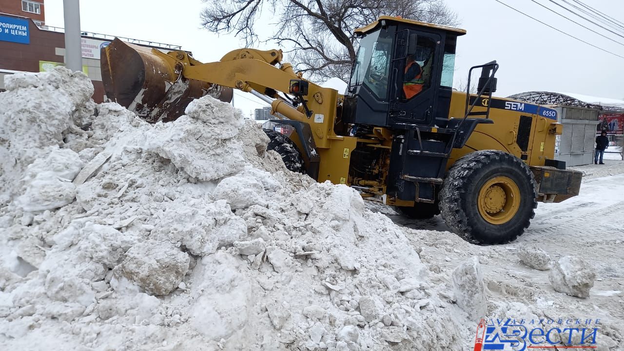 Снег убирают в Хабаровске днем и ночью