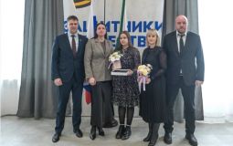 Вице-губернатор края вручил ключи от новой квартиры семье участника СВО