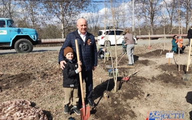 Акция «Посади ребенку дерево» прошла в Индустриальном районе Хабаровска