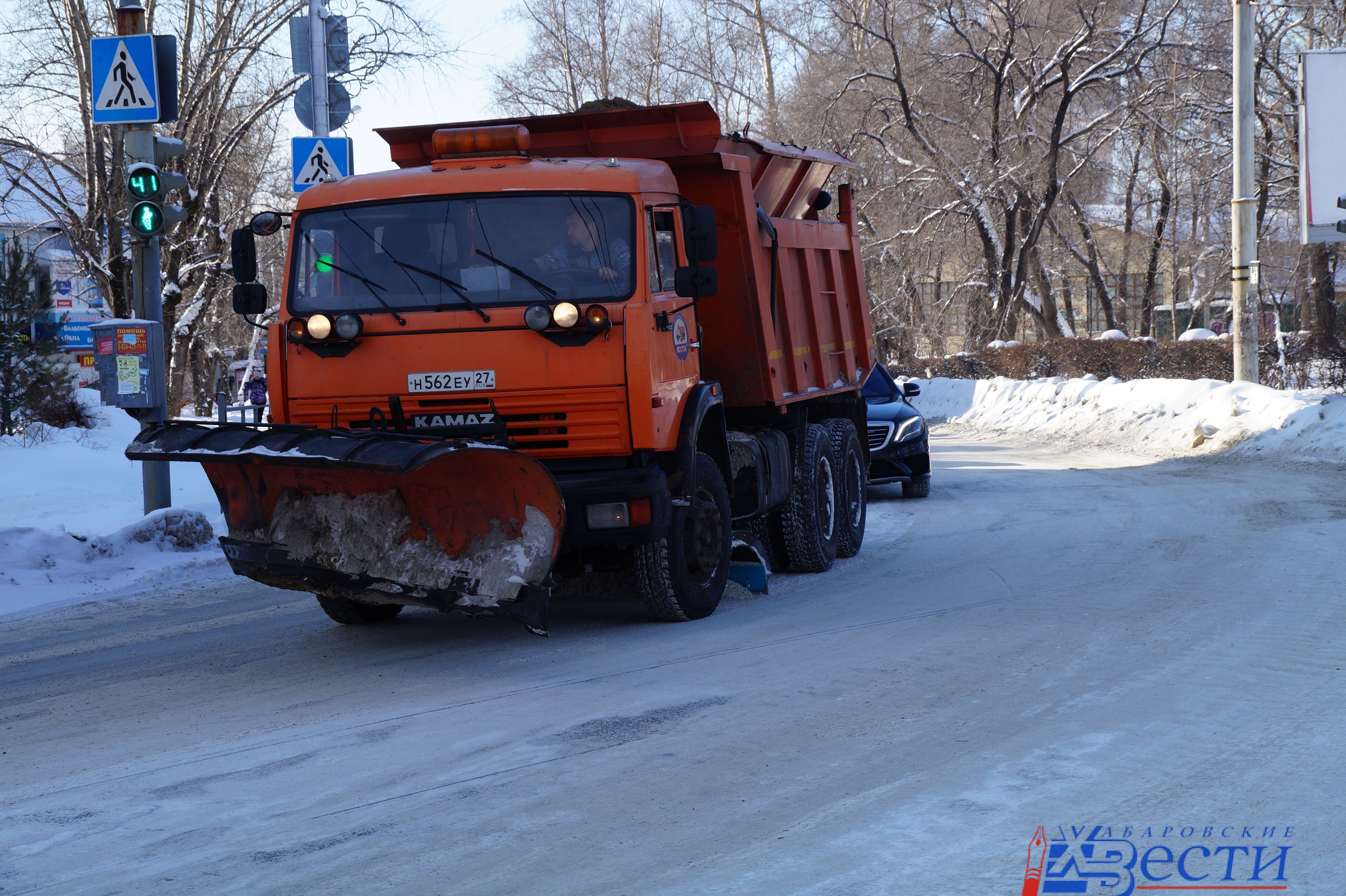 Работы по уборке снега в Хабаровске ведутся круглосуточно