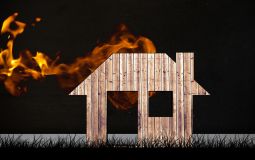 Двое хабаровчан погибли при пожаре в общежитии на улице Суворова, 6