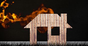 Двое хабаровчан погибли при пожаре в общежитии на улице Суворова, 6