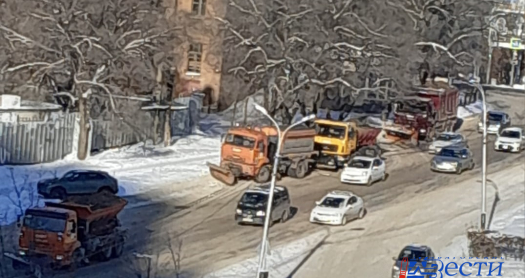 В Хабаровске продолжают ликвидировать последствия снегопада