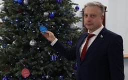 Председатель Закдумы Хабаровского края принял эстафету «Елки желаний»