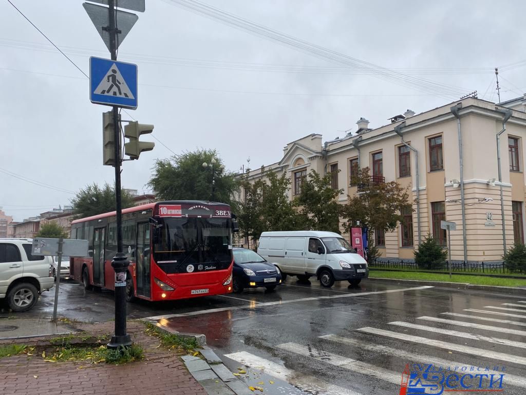 Общественный транспорт хабаровска. Трамвай Хабаровск. Полный автобус утром. Общественный транспорт в Хабаровске статистика. Хабаровский край маршрут 23.