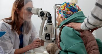В Хабаровске избавили от катаракты самую пожилую жительницу региона