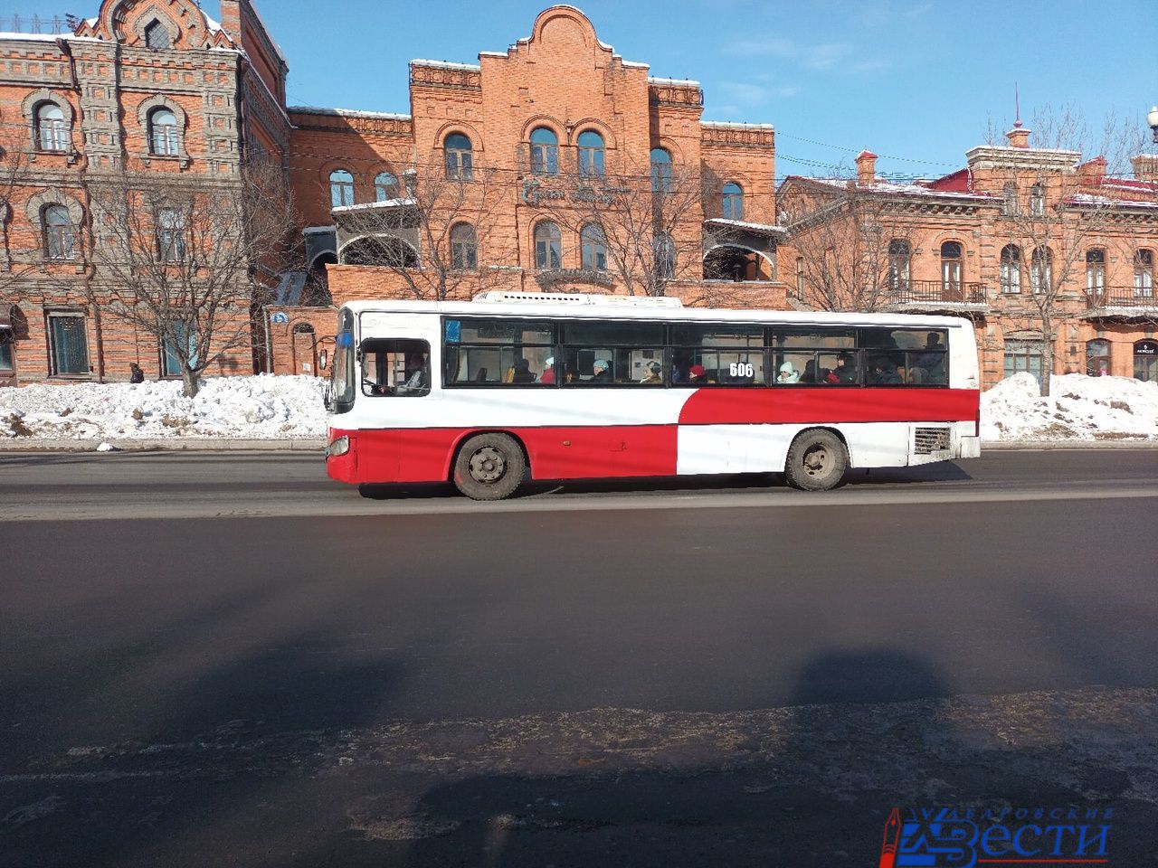 Автобус 529 маршрут. Автобус Хабаровск. Троллейбус автобус. Маршрутка 529. Автобус и трамвай.
