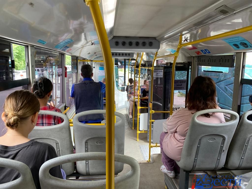 Как открыть окно в автобусе. Салон автобуса с пассажирами. Пассажиры в автобусе. Пассажиры общественного транспорта. Окно автобуса.
